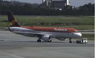 Avião da Avianca é rebocado em pátio do Aeroporto Internacional de Guarulhos em São Paulo