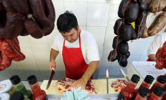 Um açougueiro corta carne em um açougue em Buenos Aires. 
REUTERS/Marcos Brindicci
30/10/2018
