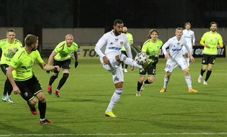 Partida entre Torpedo Belaz e Shakhtyor Soligorsk, pelo campeonato de Belarus (Foto: Divulgação/Torpedo Belaz)