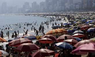 Banhistas na Praia do Arpoador no Rio de Janeiro em meio à pandemia de Covid-19
16/02/2021 REUTERS/Ricardo Moraes