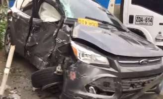 Carro dirigido pelo ex-jogador Freddy Rincón fica destruído após bater em ônibus na Colômbia