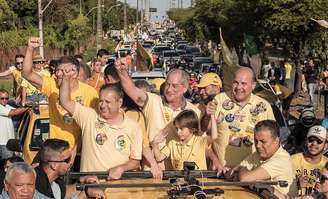 Ciro Gomes participa de carreata ao lado do candidato ao governo do Ceará, Roberto Claudio, em Fortaleza, no dia 1º de outubro