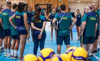 Seleção brasileira feminina de vôlei treina em Paris 