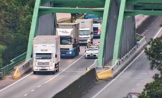 PM à paisana reagiu a assalto e matou suspeito na Anchieta, em Cubatão. Ocorrência causou congestionamento de 10 km na via.