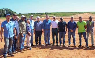 O ministro da Agricultura, Carlos Fávaro (sexto da direita para a esquerda), visita Angola com empresários brasileiros