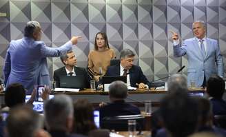 O relator, Alfredo Gaspar (à esq.) e Stefanutto (à dir.) trocaram ataques durante depoimento.