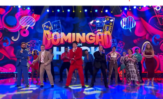 Luciano Huck, Rodrigo Faro, Sabrina Sato e Ed Gama se apresentaram juntos ao som do grupo Dominó
