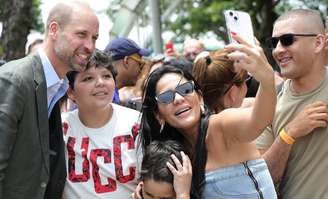 Príncipe William fez diversas paradas para cumprimentar turistas e tirar selfies, antes de receber honraria das mãos do prefeito Eduardo Paes