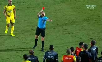 Árbitro Paulo César Zanovelli expulsa o jogador Eduardo, do Mirassol