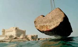 Arqueólogos descobrem pedras de 80 toneladas no mar, que se acredita serem restos de uma das sete maravilhas do mundo antigo