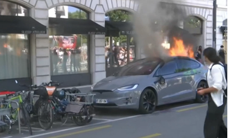 Elon Musk, ‌dono da Tesla e ‌que já atuou como conselheiro do presidente dos EUA, Donald Trump, tornou-se o primeiro trilionário do mundo; carro da marca foi incendiado durante protestos