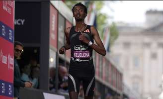Kejelcha derrubou em 29s a marca de 57:20, estabelecida pelo ugandense Jacob Kiplimo em Lisboa, em março deste ano (Foto: World Athletics / © Getty Images)