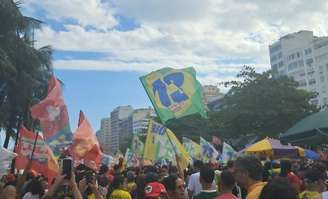 Manifestantes em Copacabana no Ato Musical pela Democracia.