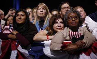 Pessoas escutam discurso de vitória do presidente Barack Obama, em Chicago. 07/11/2012