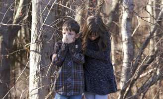 Crianças aguardam no lado de fora da escola primária Sandy Hook, onde ocorreu um tiroteio nesta sexta-feira, em Newtown, Connecticut, nos Estados Unidos. 14/12/2012