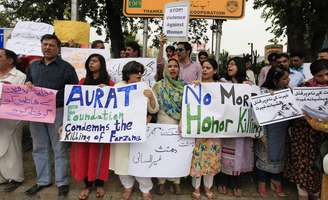 <p>Civis e membros da Comissão de Direitos Humanos do Paquistão protestam contra a morte de Farzana Iqbal, em Islamabad, em 29 de maio</p><p> </p>