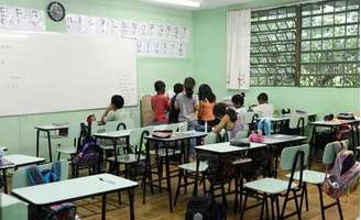 <p>Pais devem ler atentamente contrato que irá assinar com a escola e guardar uma cópia</p>