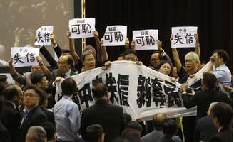 A polícia de Hong Kong na segunda-feira usou spray de pimenta para dispersar ativistas pró-democracia que invadiram um posto de segurança durante anúncio de governo do sufrágio