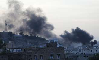 <p>Fumaça sobe de uma área residencial perto da sede da televisão estatal do Iêmen, durante um ataque de rebeldes xiitas, em Sana, em 20 de setembro</p>