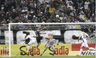 <p>Guerrero viu a bola bater três vezes em traves antes de entrar para abrir caminho para vitória por 2 a 0 do Corinthians sobre Atlético-MG pela ida das quartas da Copa do Brasil. </p>