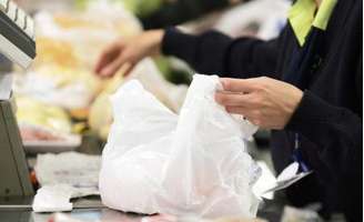 <p>As sacolas plásticas deverão ser trocadas por outras de origem vegetal</p>