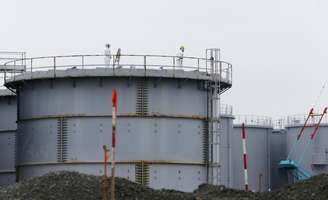 <p>Tanques de armazenamento de água da usina de Fukushima, no Japão</p>