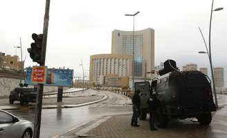 Forças de segurança cercam hotel Corinthia após ataque com carro-bomba em Trípoli. 27/01/2015