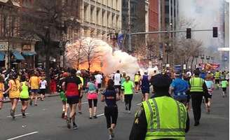 Correria após explosão de bomba na Maratona de Boston em 2013.  15/04/2013