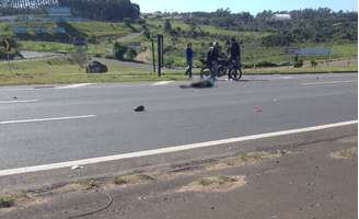 Leitor afirmou que o motociclista foi arremessado a uma distância de 10 metros, aproximadamente