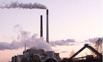 Na comparação com fevereiro de 2015, a produção industrial despencou 9,8%, na 24ª taxa negativa consecutiva na comparação anual.