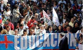 Professores e estudantes chilenos protestam por melhorias na educação