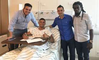 Diretores visitaram o jogador neste domingo, horas antes da cirurgia no joelho direito (Foto: Cruzeiro/Divulgação)