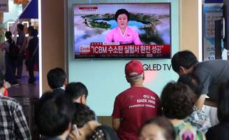 Pessoas assistem reportagem sobre teste de bomba de hidrogênio da Coreia do Norte, em estação de trem em Seul, Coreia do Sul 03/09/2017 Han Jong-Chan/Yonhap/via REUTERS