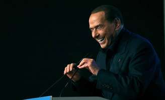 Berlusconi promete deportar todos os imigrantes ilegais