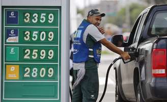 Frentista abastece carro em posto de gasolina no Rio de Janeiro, Brasil
10/12/2014
REUTERS/Ricardo Moraes