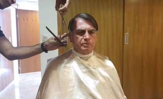 Jair Bolsonaro falou sobre o pai do presidente da OAB enquanto cortava o cabelo em transmissão ao vivo pelas redes sociais