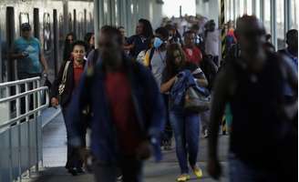 Passageiros caminham em plataforma da Central do Brasil, no Rio de Janeiro
24/03/2020
REUTERS/Ricardo Moraes