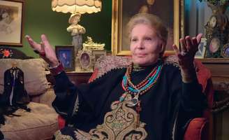 Walter Mercado em seu trono, na homenagem feita a ele no HistoryMiami Museum, em 2019, em razão do aniversário de 50 anos de seu primeiro programa na TV