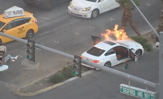 Motorista é resgatado segundos antes de carro pegar fogo nos EUA; vídeo