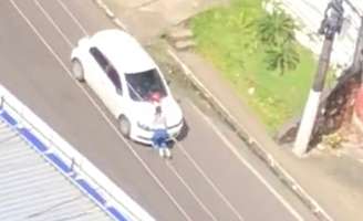 Carro atropela manifestantes e arrasta mulher durante manifestação em Manaus 