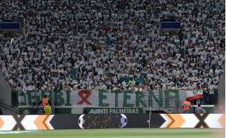 Torcida do Palmeiras faz homenagem a Gabriela Anelli, que morreu após ser atingida por estilhaços de garrafa arremessada por torcedor do Flamengo nos arredores do Allianz Parque.