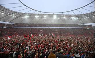Torcida invade campo após título do Leverkusen 