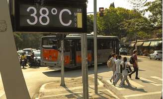 Termômetro na Av. Dr. Arnaldo, zona oeste de São Paulo, mostra temperatura por volta das 16h desta quarta-feira, 26.