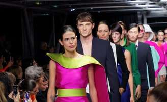 Anttónia Morais no desfile da Pierre Cardin 