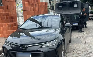 Carro da comitiva de ministro foi recuperado pela PM após ser roubado no Rio de Janeiro