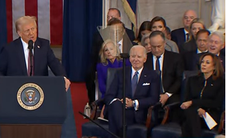 Biden e Kamala ficaram posicionados logo atrás de Trump