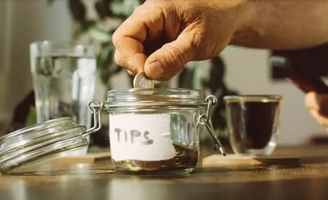 Pessoas dão gorjeta por várias razões: para se sentirem melhor, impressionar os outros, ajudar os funcionários ou porque são solicitadas