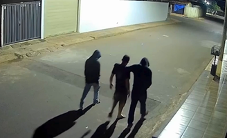 Segundo a polícia, jovem foi executado em razão de uma dívida de drogas 