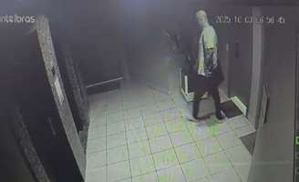 Flávio da Mocidade tenta escapar de ação da polícia pela escadaria do prédio em que mora
