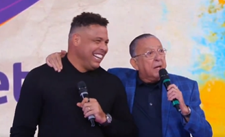 Ao lado de Galvão (à direita), Ronaldo pediu para ser comentarista de futebol no SBT